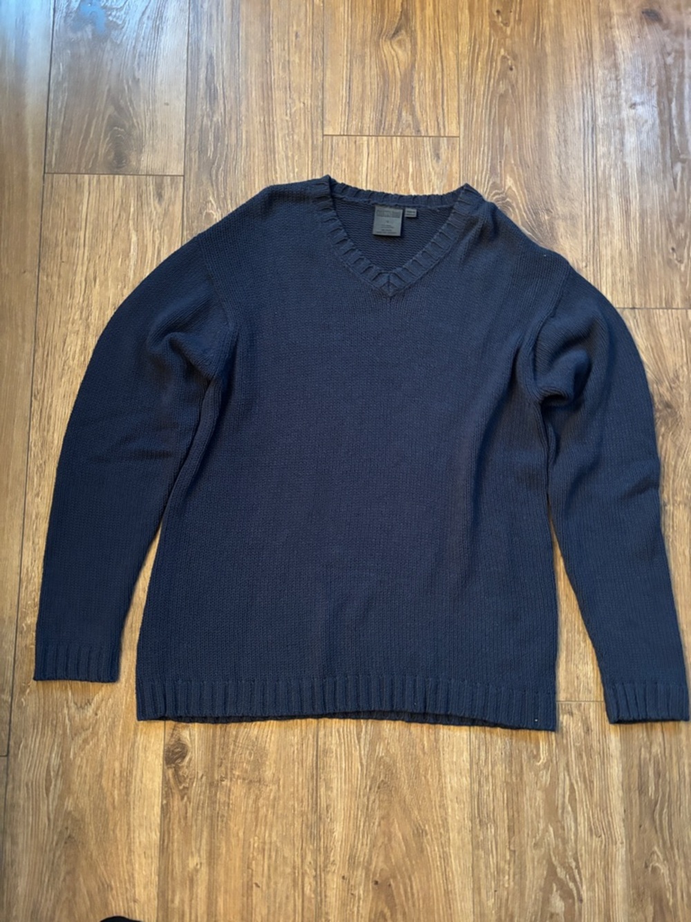 Country Road Men's V-Neck Sweater in Navy Blue size Small
